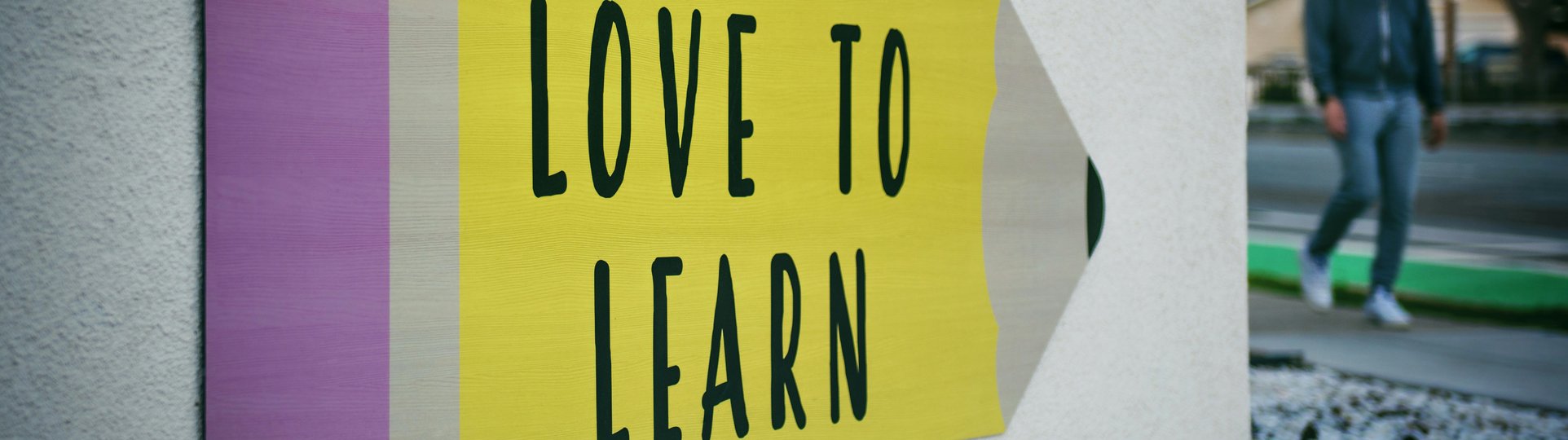 Schild mit Schriftzug Love to learn