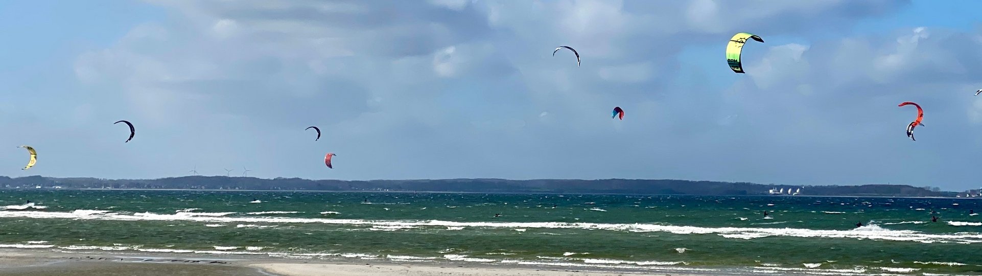 Kitesurfer auf dem Meer am Strand