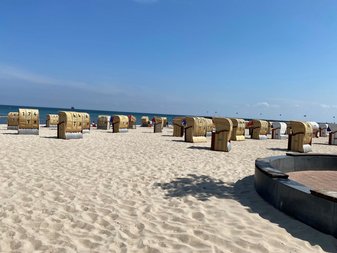 Strand mit Strandkörben im Hintergrund